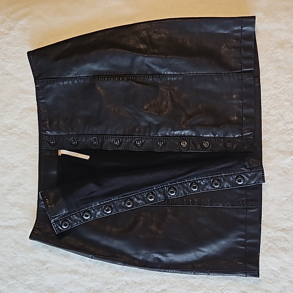 FREE PEOPLE 'Oh Snap' Faux Leather Mini Skirt Sz 4 *Like New* - Picture 5 of 7